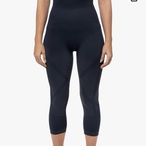 Belly Bandit Mother Tucker Active Capri medium NEW